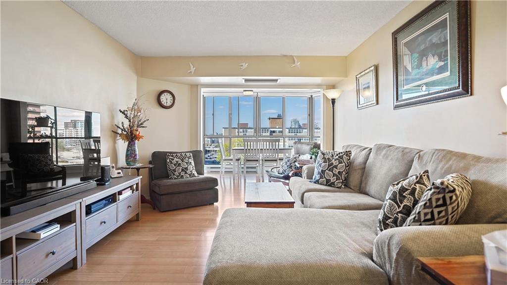705-265 Westcourt Place, Waterloo, ON - Indoor Photo Showing Living Room