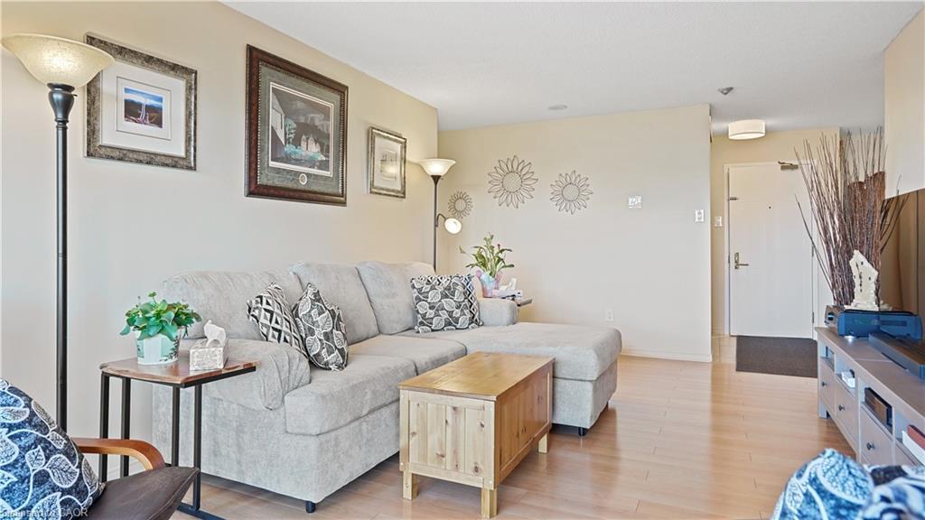 705-265 Westcourt Place, Waterloo, ON - Indoor Photo Showing Living Room
