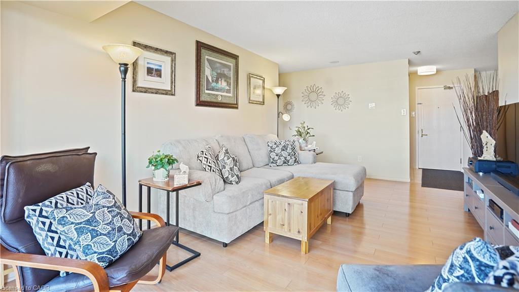 705-265 Westcourt Place, Waterloo, ON - Indoor Photo Showing Living Room