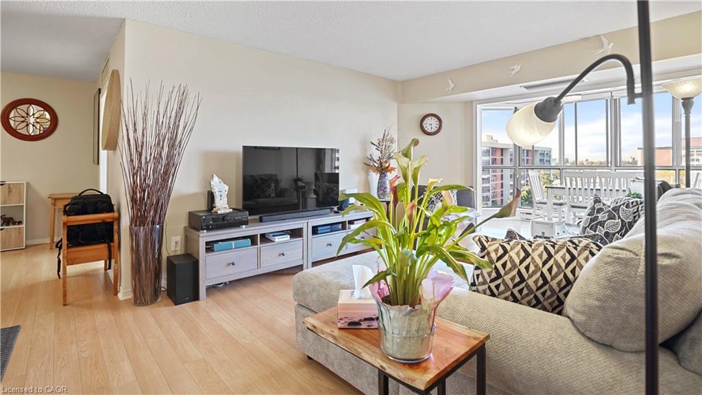 705-265 Westcourt Place, Waterloo, ON - Indoor Photo Showing Living Room