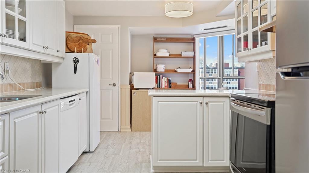 705-265 Westcourt Place, Waterloo, ON - Indoor Photo Showing Kitchen