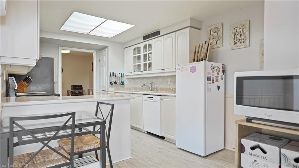 705-265 Westcourt Place, Waterloo, ON - Indoor Photo Showing Kitchen