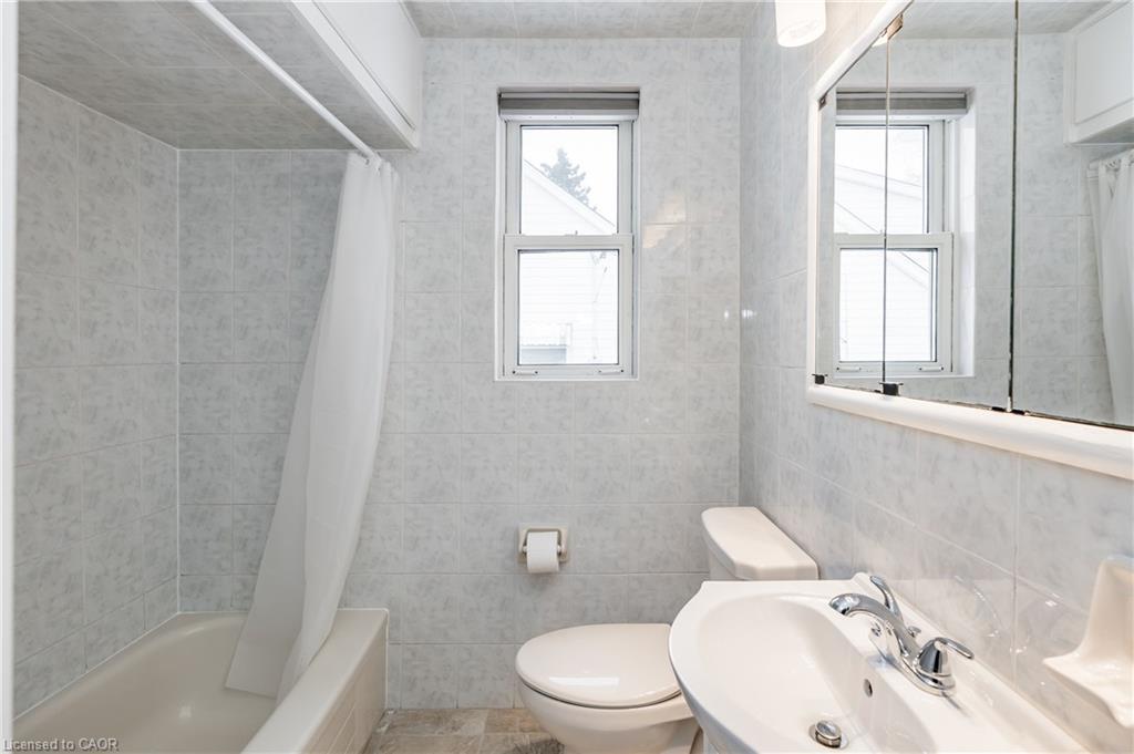 (Upper)-317 King Street E, Hamilton, ON - Indoor Photo Showing Bathroom