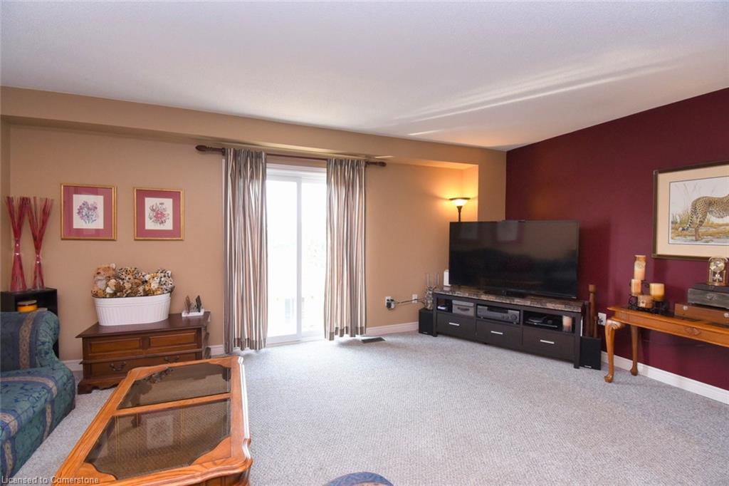 15-1336 Upper Sherman Avenue, Hamilton, ON - Indoor Photo Showing Living Room