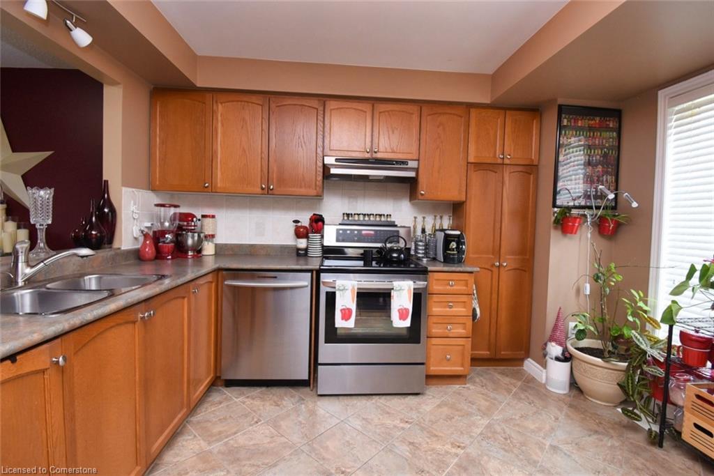 15-1336 Upper Sherman Avenue, Hamilton, ON - Indoor Photo Showing Kitchen With Double Sink