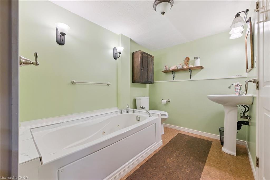 31 Saxony Circle, Cambridge, ON - Indoor Photo Showing Bathroom