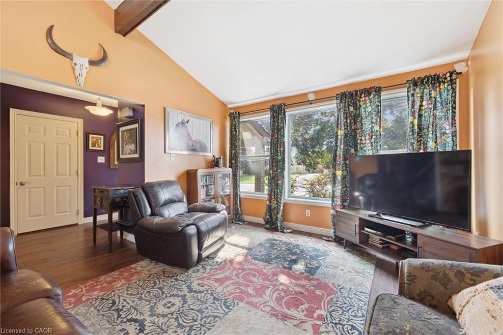31 Saxony Circle, Cambridge, ON - Indoor Photo Showing Living Room
