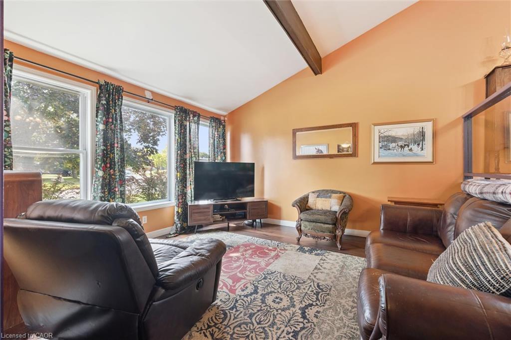 31 Saxony Circle, Cambridge, ON - Indoor Photo Showing Living Room