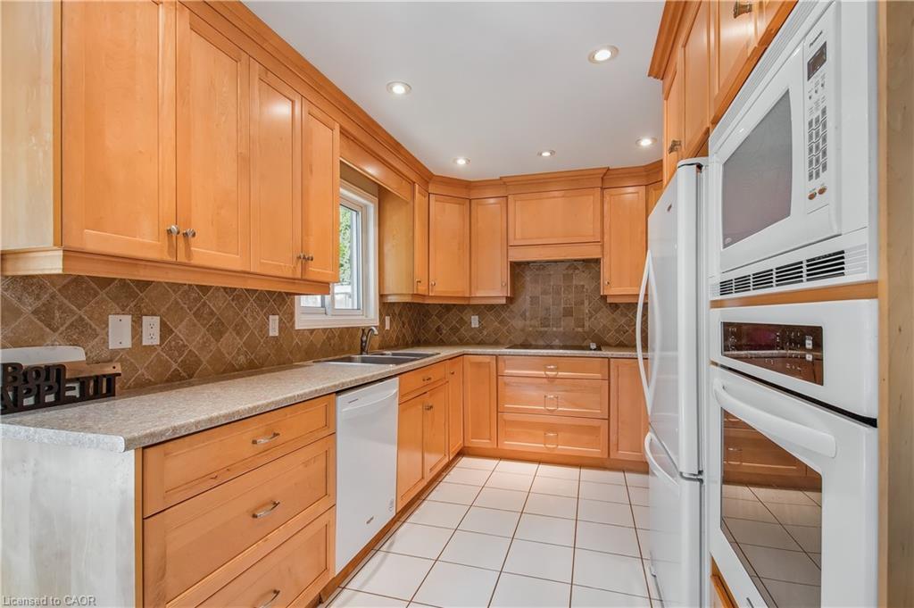104 Valley Ridge Crescent, Waterloo, ON - Indoor Photo Showing Kitchen With Double Sink
