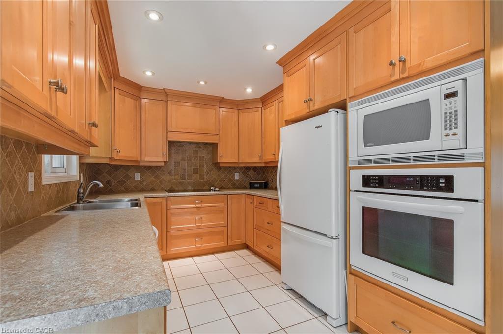 104 Valley Ridge Crescent, Waterloo, ON - Indoor Photo Showing Kitchen With Double Sink