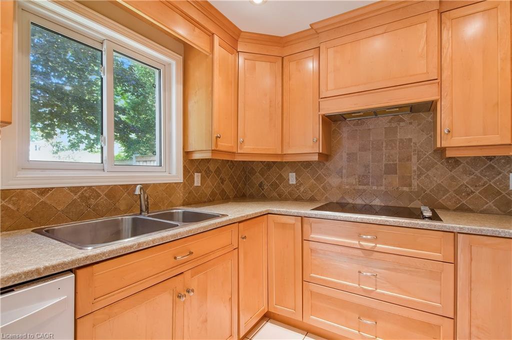 104 Valley Ridge Crescent, Waterloo, ON - Indoor Photo Showing Kitchen With Double Sink