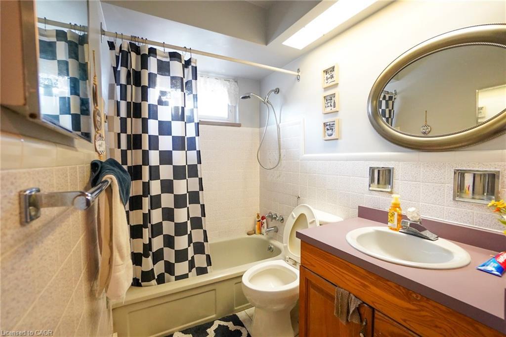 29 Cameo Avenue, Hamilton, ON - Indoor Photo Showing Bathroom