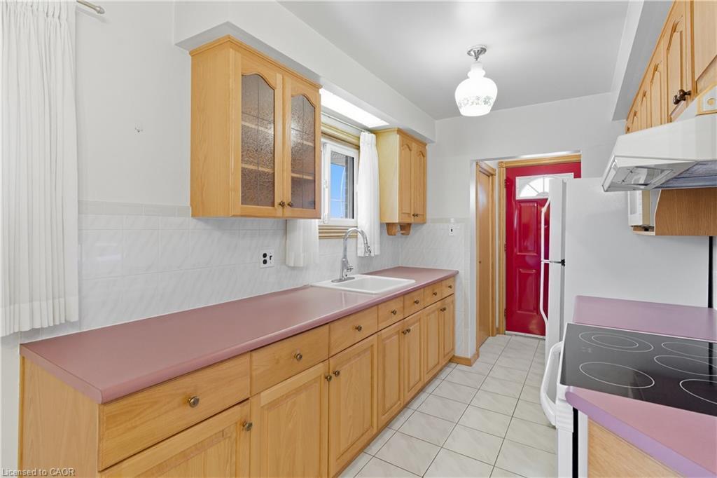 98 East 16Th Street, Hamilton, ON - Indoor Photo Showing Kitchen