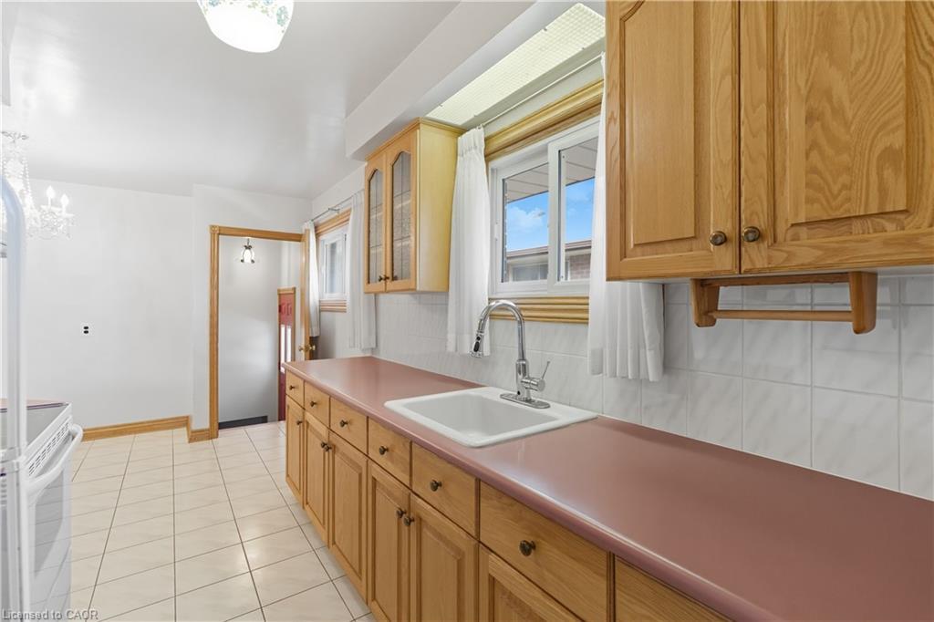 98 East 16Th Street, Hamilton, ON - Indoor Photo Showing Kitchen