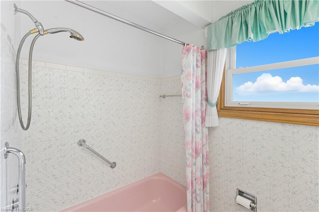 98 East 16Th Street, Hamilton, ON - Indoor Photo Showing Bathroom