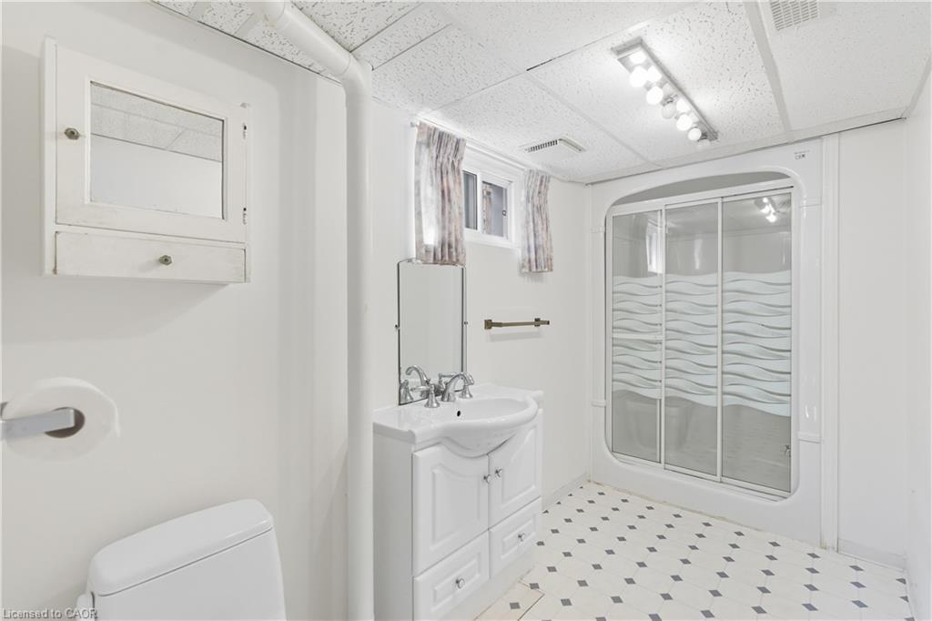 98 East 16Th Street, Hamilton, ON - Indoor Photo Showing Bathroom