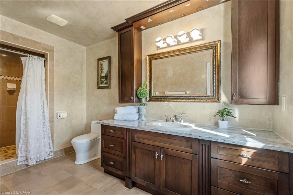351 Highland Road W, Stoney Creek, ON - Indoor Photo Showing Bathroom