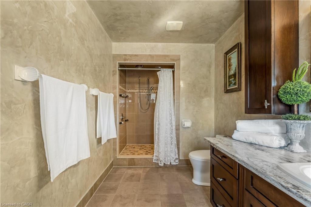 351 Highland Road W, Stoney Creek, ON - Indoor Photo Showing Bathroom