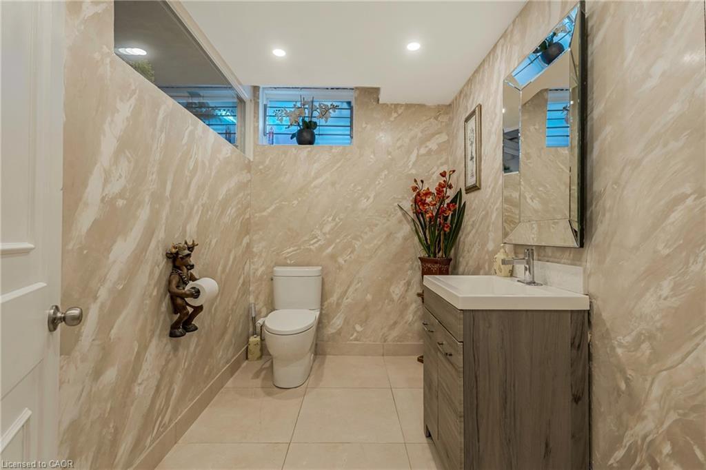 351 Highland Road W, Stoney Creek, ON - Indoor Photo Showing Bathroom