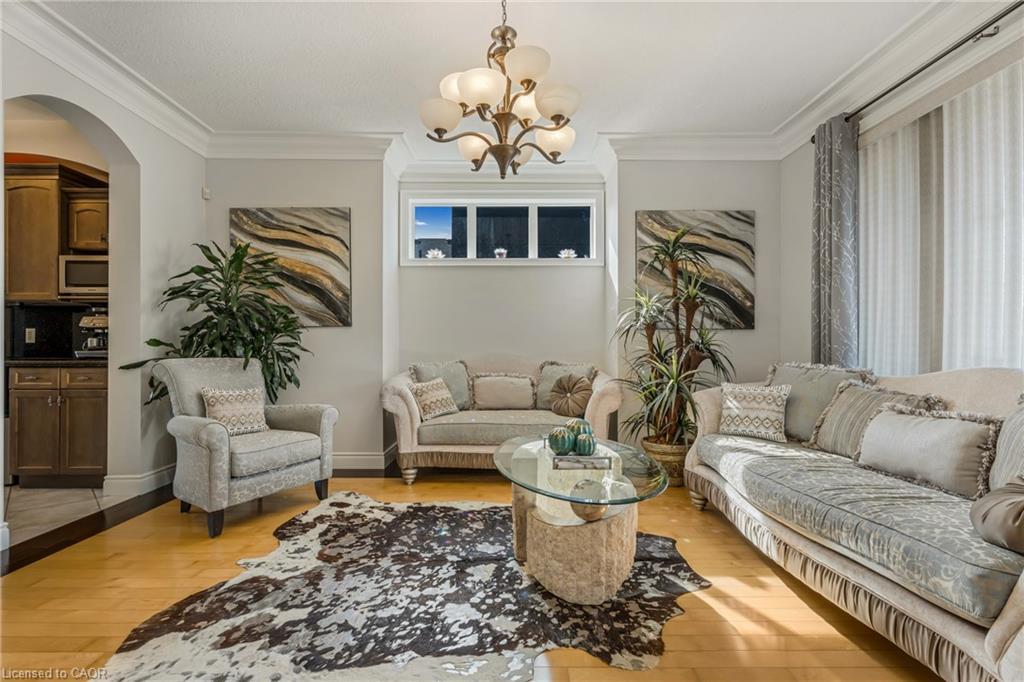 351 Highland Road W, Stoney Creek, ON - Indoor Photo Showing Living Room