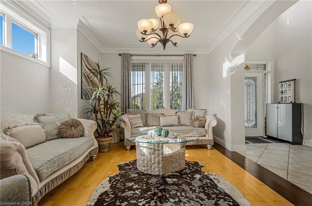 351 Highland Road W, Stoney Creek, ON - Indoor Photo Showing Living Room
