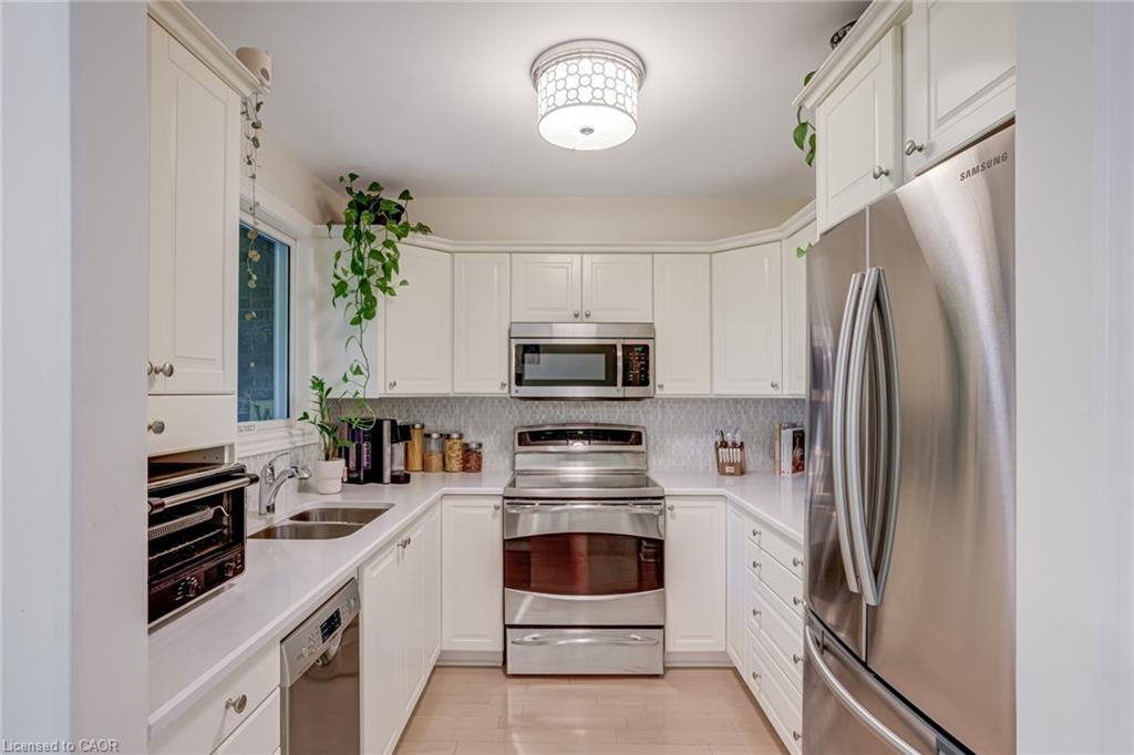 5-1560 Kerns Road, Burlington, ON - Indoor Photo Showing Kitchen With Double Sink