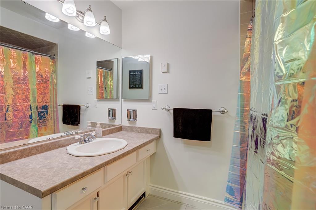 5-1560 Kerns Road, Burlington, ON - Indoor Photo Showing Bathroom