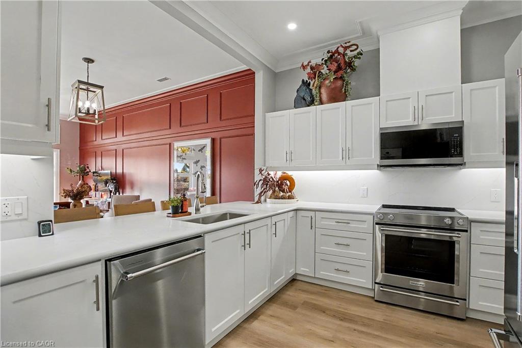 33 Sister Kern Terrace, Hamilton, ON - Indoor Photo Showing Kitchen With Upgraded Kitchen