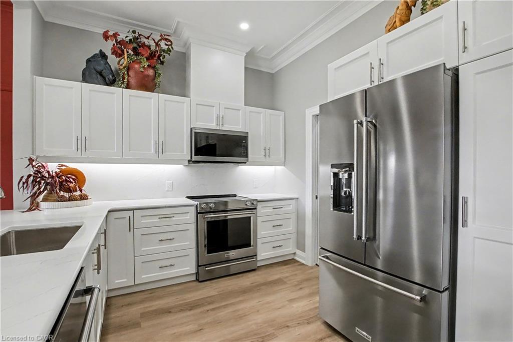 33 Sister Kern Terrace, Hamilton, ON - Indoor Photo Showing Kitchen With Upgraded Kitchen