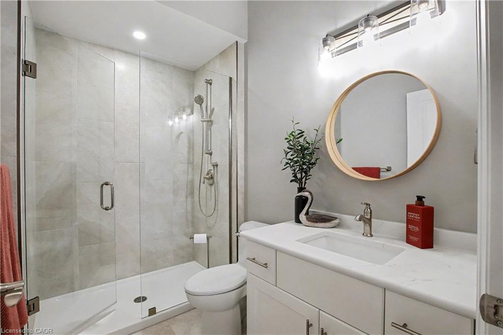 33 Sister Kern Terrace, Hamilton, ON - Indoor Photo Showing Bathroom