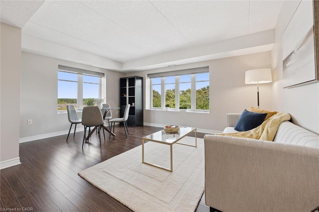 301-776 Laurelwood Drive, Waterloo, ON - Indoor Photo Showing Living Room