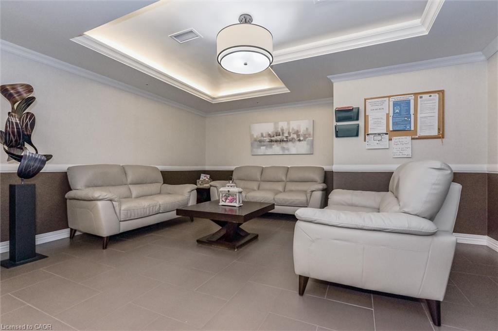 301-776 Laurelwood Drive, Waterloo, ON - Indoor Photo Showing Living Room