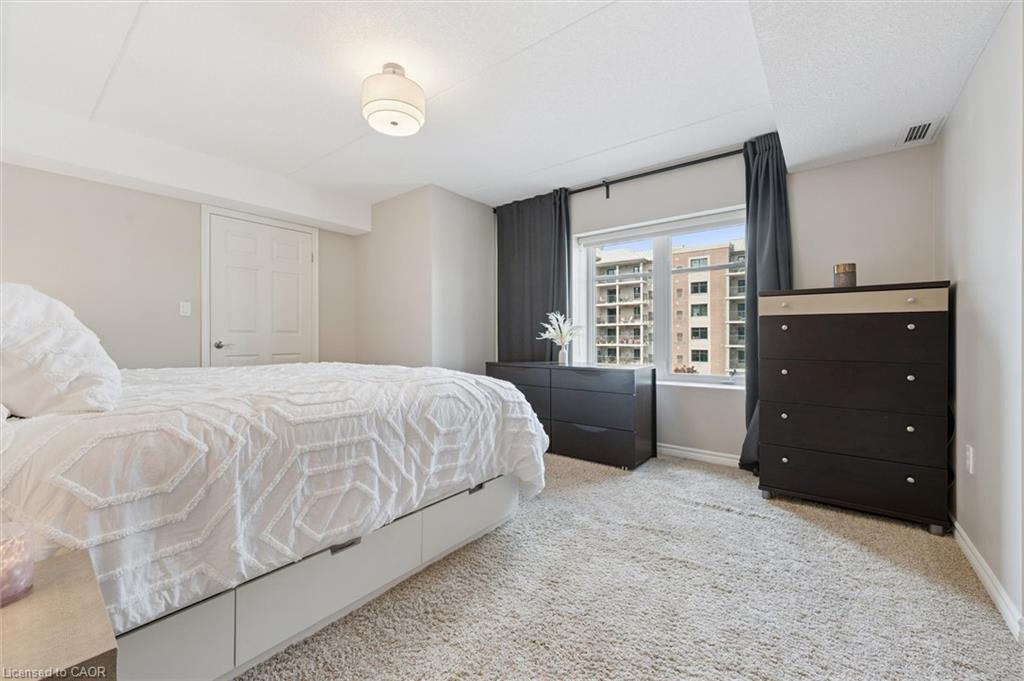 301-776 Laurelwood Drive, Waterloo, ON - Indoor Photo Showing Bedroom