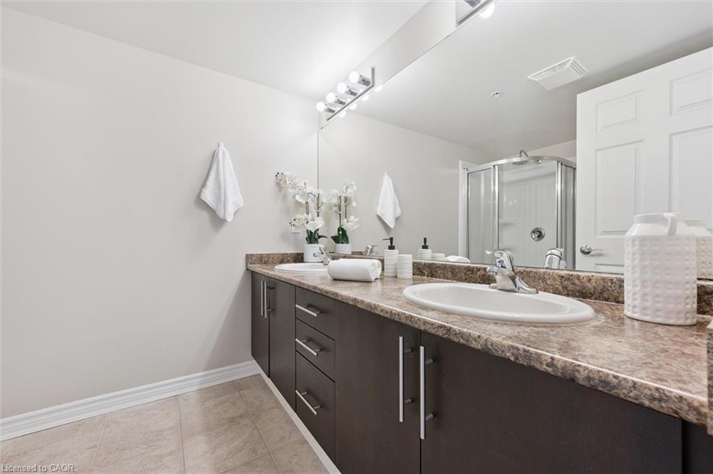 301-776 Laurelwood Drive, Waterloo, ON - Indoor Photo Showing Bathroom