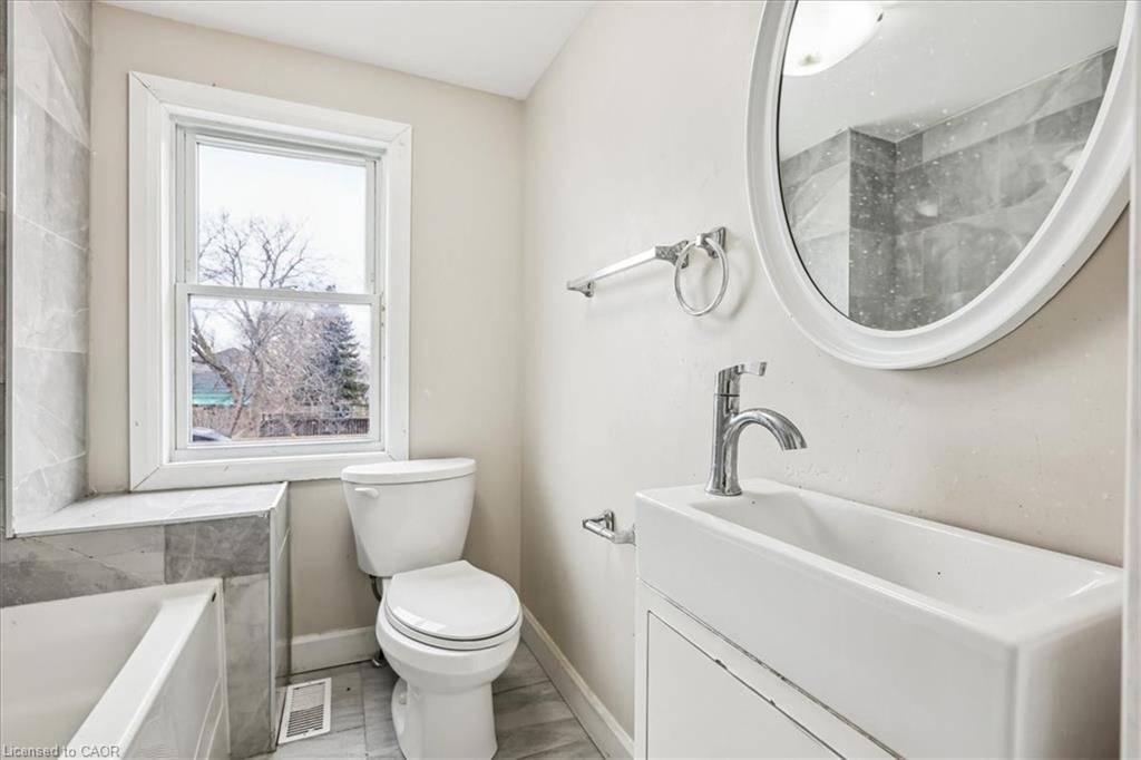 19 Bailey Street, St. Catharines, ON - Indoor Photo Showing Bathroom