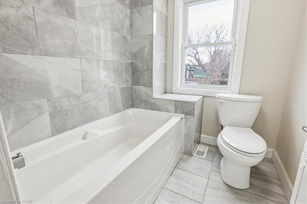19 Bailey Street, St. Catharines, ON - Indoor Photo Showing Bathroom