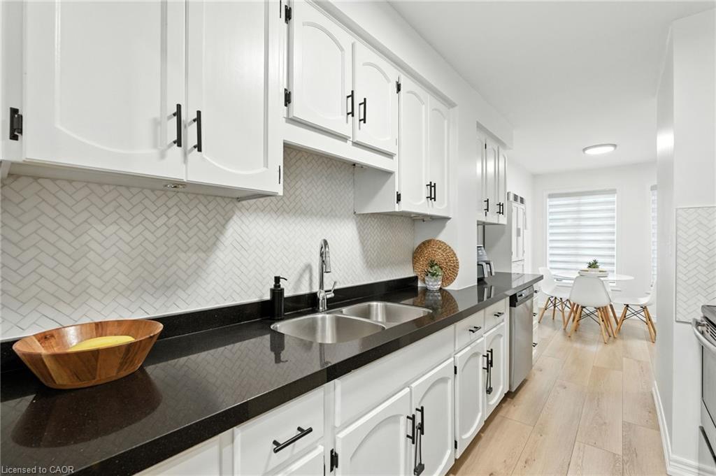 4-2252 Walkers Line, Burlington, ON - Indoor Photo Showing Kitchen With Double Sink With Upgraded Kitchen