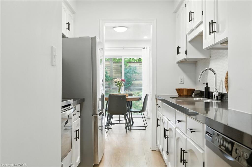 4-2252 Walkers Line, Burlington, ON - Indoor Photo Showing Kitchen
