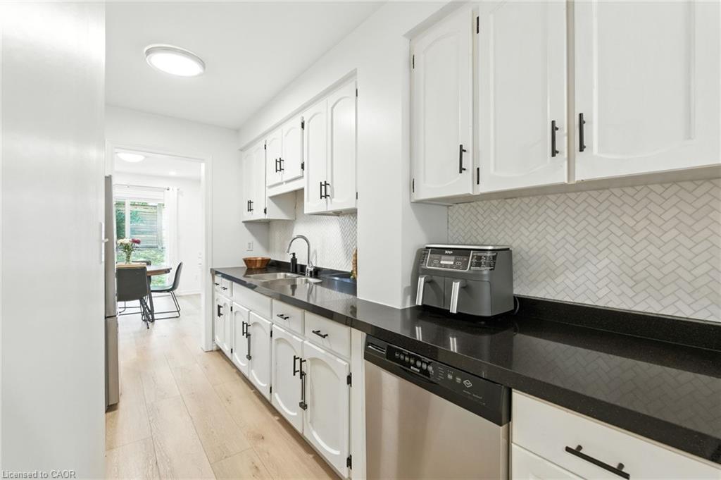 4-2252 Walkers Line, Burlington, ON - Indoor Photo Showing Kitchen