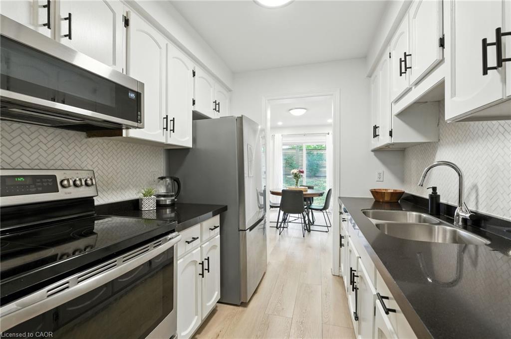 4-2252 Walkers Line, Burlington, ON - Indoor Photo Showing Kitchen With Double Sink With Upgraded Kitchen