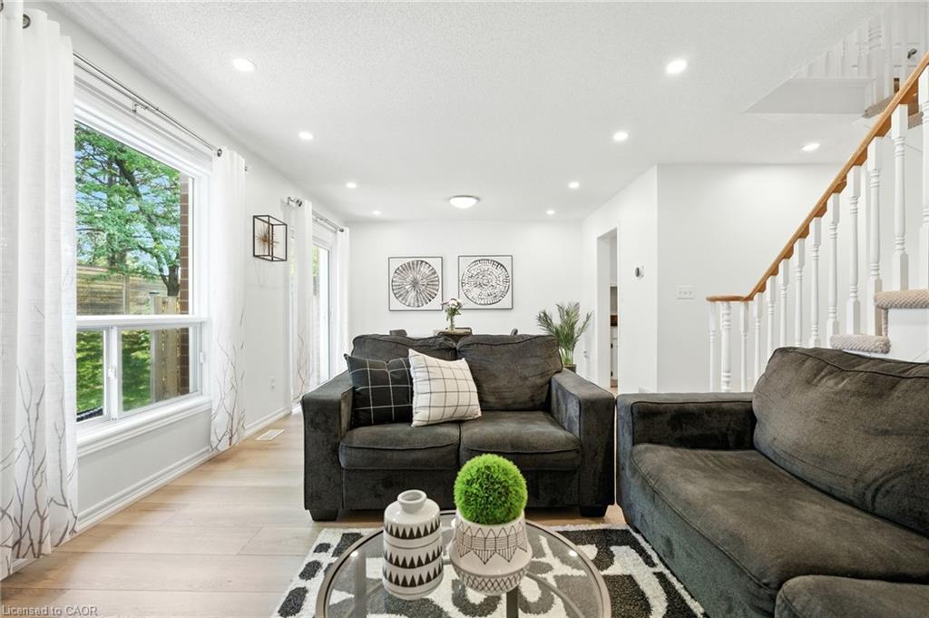 4-2252 Walkers Line, Burlington, ON - Indoor Photo Showing Living Room