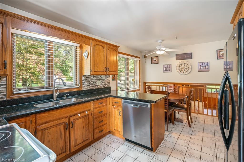 3688 Cardinal Drive, Niagara Falls, ON - Indoor Photo Showing Kitchen With Double Sink