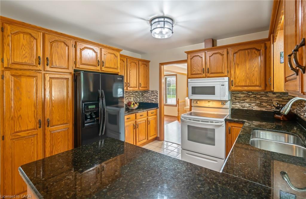 3688 Cardinal Drive, Niagara Falls, ON - Indoor Photo Showing Kitchen With Double Sink