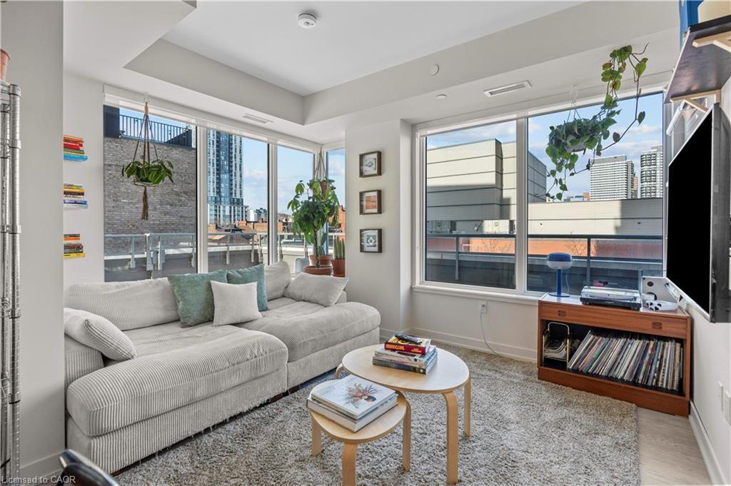 415-212 King William Street E, Hamilton, ON - Indoor Photo Showing Living Room