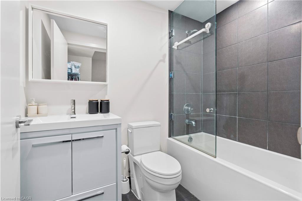 415-212 King William Street E, Hamilton, ON - Indoor Photo Showing Bathroom