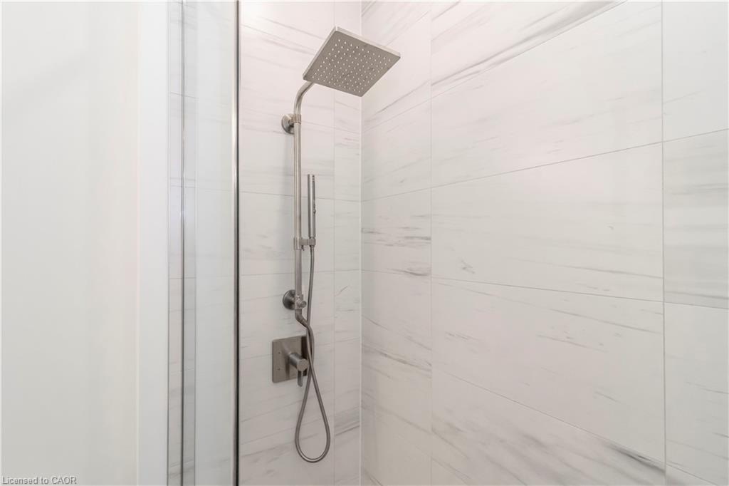 102-5 Wellington Street S, Kitchener, ON - Indoor Photo Showing Bathroom