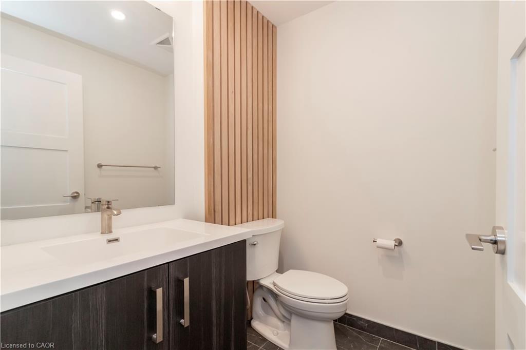 102-5 Wellington Street S, Kitchener, ON - Indoor Photo Showing Bathroom