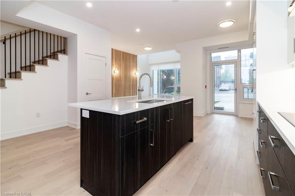 102-5 Wellington Street S, Kitchener, ON - Indoor Photo Showing Kitchen With Upgraded Kitchen
