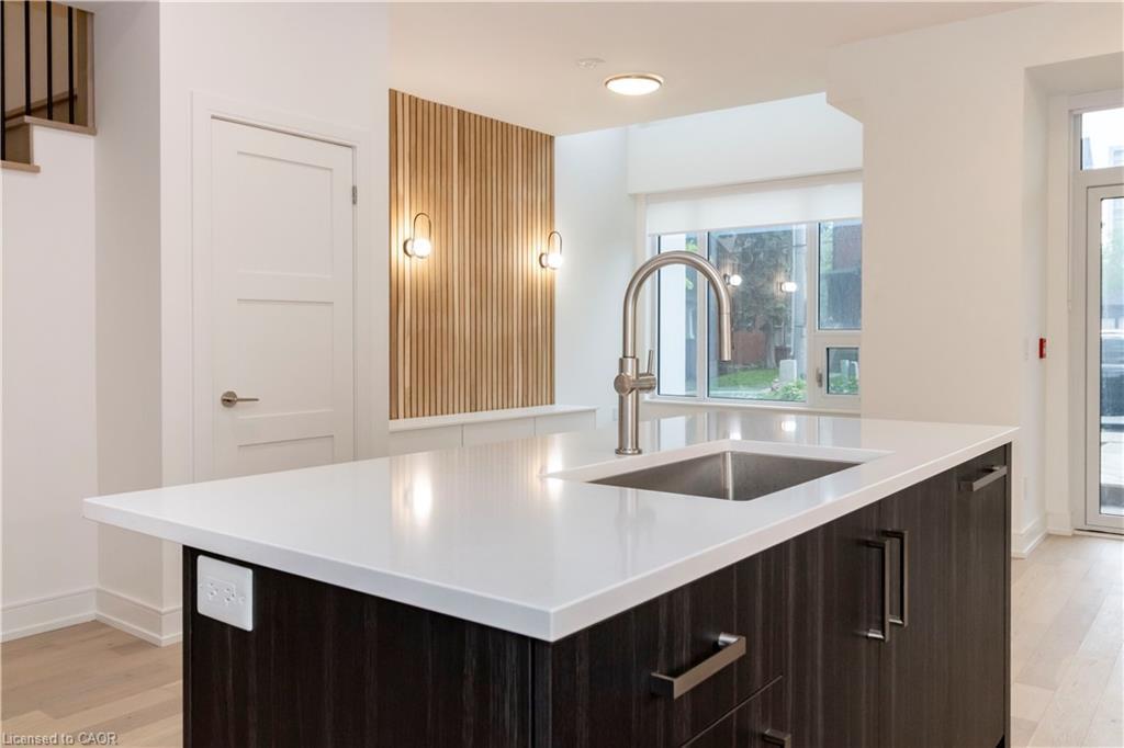 102-5 Wellington Street S, Kitchener, ON - Indoor Photo Showing Kitchen With Upgraded Kitchen