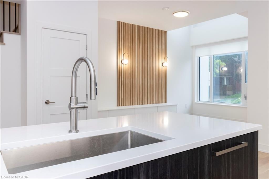 102-5 Wellington Street S, Kitchener, ON - Indoor Photo Showing Kitchen